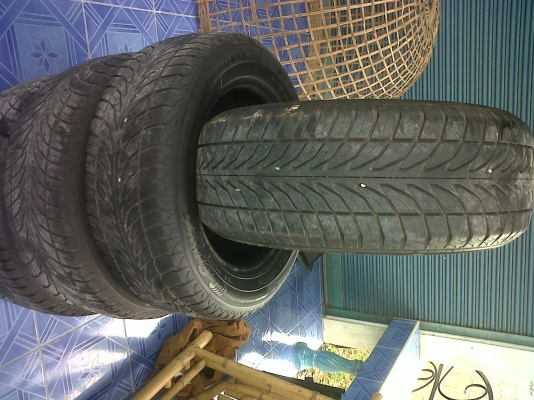 ขายเศษยางขอบ 15 ดอกยางลึกๆ 1 เส้นครับ ( แถมอีก3 ) ราคา 600