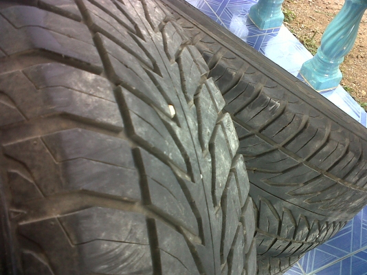 ขายเศษยางขอบ 15 ดอกยางลึกๆ 1 เส้นครับ ( แถมอีก3 ) ราคา 600