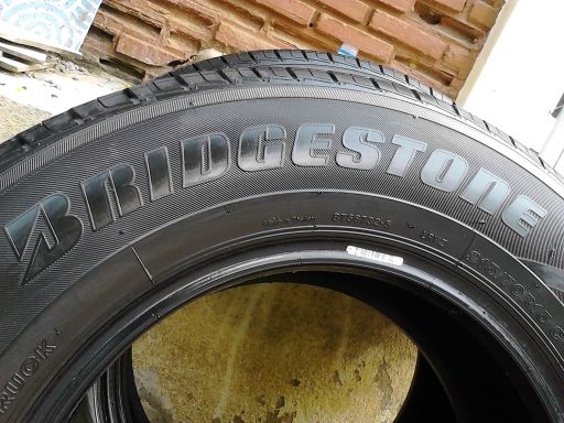 ยาง Brrigdestone Leo RV 215-70-15 ปี09 เจ้าของซื้อมาแล้วเก็บ เพิ่งเจอ สภาพสวยดอกเต็ม ไม่มีปะ เก่าแค่ปี 2เส้น ราคา 1,600 บาท