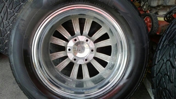 ขายยางพร้อมเเม๊ก 6 รู 265-60-18 โครเมี่ยม อย่างสวย 8 นิ้ว เพิ่มรูป