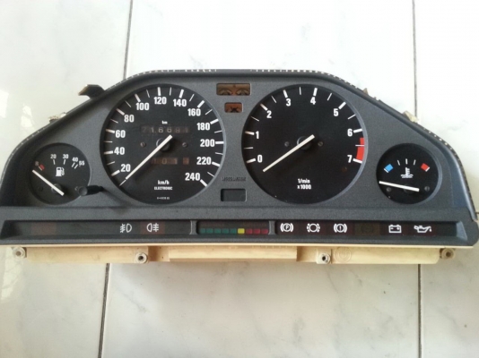 BMW E30 เรือนไมล์  ใช้ได้กับรุ่น 316i และ  318i ใช้ได้ทุกอย่าง ถอดเป็นชิ้นๆ แล้วไปใส่ก็ได้ เช่น วัดรอบ เรือนไมล์ ความร้อน และ เกย์น้ำมัน  ถอดเเยกได้ทุกๆชิ้น ไฟหน้าปัดติดครบทุกดวง