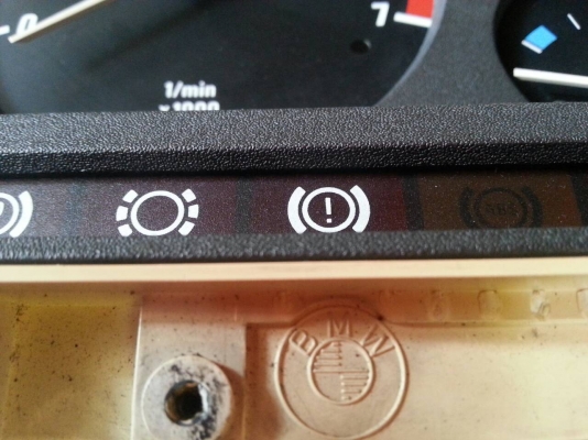 BMW E30 เรือนไมล์  ใช้ได้กับรุ่น 316i และ  318i ใช้ได้ทุกอย่าง ถอดเป็นชิ้นๆ แล้วไปใส่ก็ได้ เช่น วัดรอบ เรือนไมล์ ความร้อน และ เกย์น้ำมัน  ถอดเเยกได้ทุกๆชิ้น ไฟหน้าปัดติดครบทุกดวง