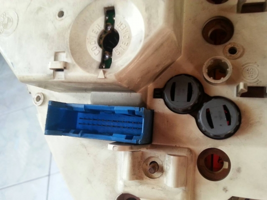 BMW E30 เรือนไมล์  ใช้ได้กับรุ่น 316i และ  318i ใช้ได้ทุกอย่าง ถอดเป็นชิ้นๆ แล้วไปใส่ก็ได้ เช่น วัดรอบ เรือนไมล์ ความร้อน และ เกย์น้ำมัน  ถอดเเยกได้ทุกๆชิ้น ไฟหน้าปัดติดครบทุกดวง