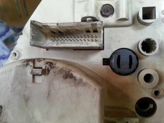 BMW E30 เรือนไมล์  ใช้ได้กับรุ่น 316i และ  318i ใช้ได้ทุกอย่าง ถอดเป็นชิ้นๆ แล้วไปใส่ก็ได้ เช่น วัดรอบ เรือนไมล์ ความร้อน และ เกย์น้ำมัน  ถอดเเยกได้ทุกๆชิ้น ไฟหน้าปัดติดครบทุกดวง