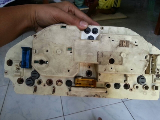 BMW E30 เรือนไมล์  ใช้ได้กับรุ่น 316i และ  318i ใช้ได้ทุกอย่าง ถอดเป็นชิ้นๆ แล้วไปใส่ก็ได้ เช่น วัดรอบ เรือนไมล์ ความร้อน และ เกย์น้ำมัน  ถอดเเยกได้ทุกๆชิ้น ไฟหน้าปัดติดครบทุกดวง