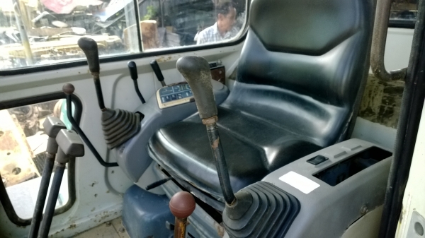 PC30-7 เก๋งตู้ สวยๆรถเช็คนอกใช้น้อยมาก ดับสวิทย์...มีใบอินวอยน์เรียบร้อย.