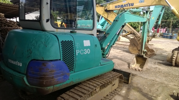 PC30-7 เก๋งตู้ สวยๆรถเช็คนอกใช้น้อยมาก ดับสวิทย์...มีใบอินวอยน์เรียบร้อย.