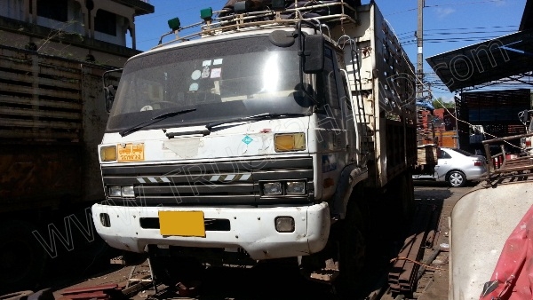 รถบรรทุก พ่วงแม่-ลูก ยี่ห้อ NISSAN ติดแก๊ส NGV 8 ถัง ลักษณะถังยืน