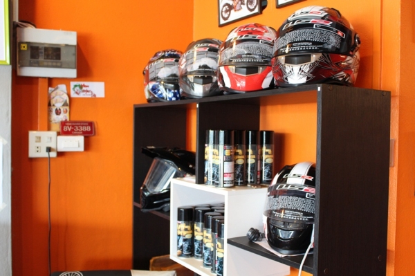 ร้านแม็กสิงห์บุรี จำหน่าย เสื้อ หมวก ถุงมือ แสตนตั้งรถ น้ำมันเครื่องคุณภาพ