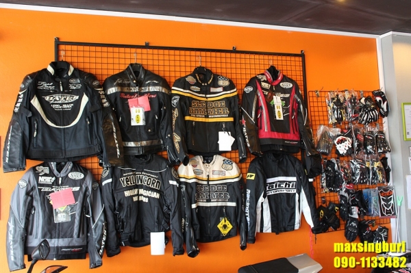 ร้านแม็กสิงห์บุรี จำหน่าย เสื้อ หมวก ถุงมือ แสตนตั้งรถ น้ำมันเครื่องคุณภาพ