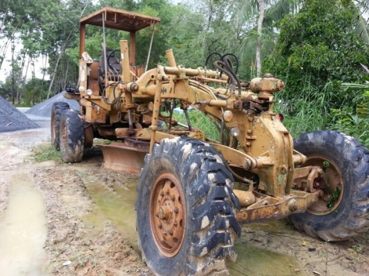 รถเกรด  KOMATSU  GD37  สนใจติดต่อ 081 - 6079515