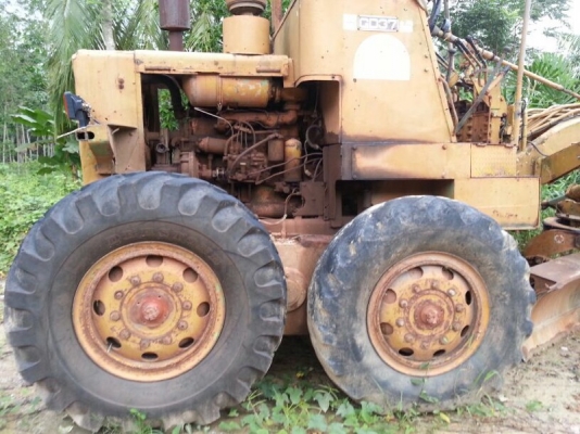 รถเกรด  KOMATSU  GD37  สนใจติดต่อ 081 - 6079515