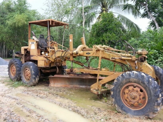 รถเกรด  KOMATSU  GD37  สนใจติดต่อ 081 - 6079515