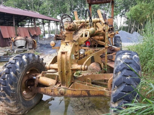 รถเกรด  KOMATSU  GD37  สนใจติดต่อ 081 - 6079515