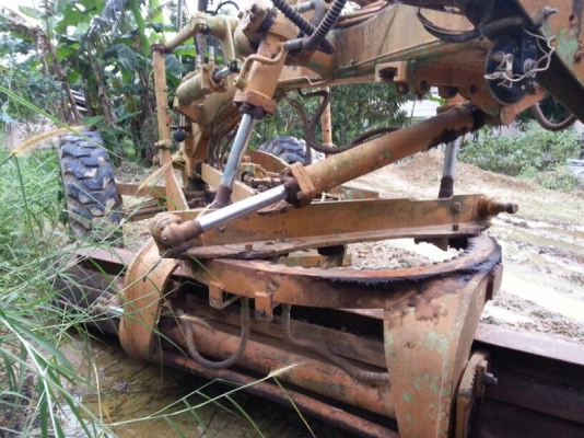 รถเกรด  KOMATSU  GD37  สนใจติดต่อ 081 - 6079515