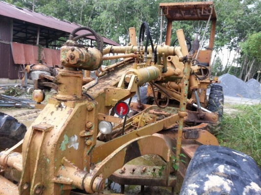 รถเกรด  KOMATSU  GD37  สนใจติดต่อ 081 - 6079515