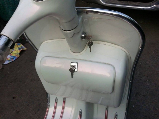 ขาย vespa 64 อินเดียสีขาวมุก เครื่อง PX มีเก๊ะหน้า อินวอย พรบ.ออกชื่อคนซื่อเลยครับ ราคา 49999 บาทครับ