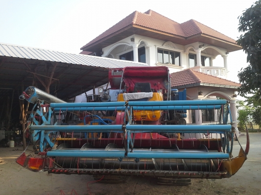 คันนี้ขายไปต้นปี ได้คิวไปฝึกเกี่ยววันที่ 1 พ.ย. 57 อำเภอหนองหาน อุดรฯ จ่า พบกัน จะมีรถเกี่ยวขนาดอุ้ม 1.5 ต้น และ 2.3 ตัน เข้าอู่หลังปีใหม่ครับ ท่านที่ต้องการรถเกี่ยวคุณภาพ ราคาถูกรอได้เลยครับ  SAKPATTANA ss 300  เครื่อง 200 แรง ตัวเดิน M10 ของ comosak ราค