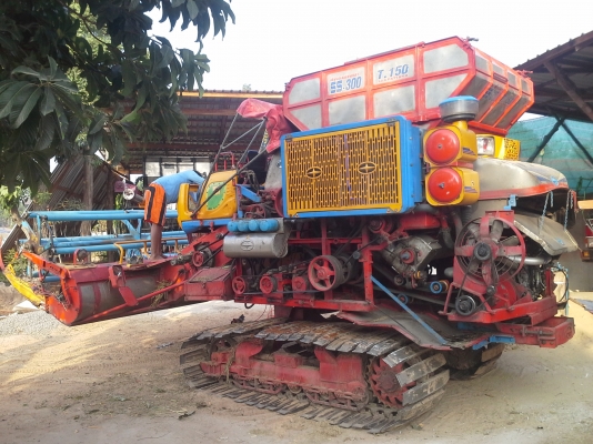 คันนี้ขายไปต้นปี ได้คิวไปฝึกเกี่ยววันที่ 1 พ.ย. 57 อำเภอหนองหาน อุดรฯ จ่า พบกัน จะมีรถเกี่ยวขนาดอุ้ม 1.5 ต้น และ 2.3 ตัน เข้าอู่หลังปีใหม่ครับ ท่านที่ต้องการรถเกี่ยวคุณภาพ ราคาถูกรอได้เลยครับ  SAKPATTANA ss 300  เครื่อง 200 แรง ตัวเดิน M10 ของ comosak ราค