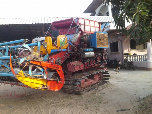 คันนี้ขายไปต้นปี ได้คิวไปฝึกเกี่ยววันที่ 1 พ.ย. 57 อำเภอหนองหาน อุดรฯ จ่า พบกัน จะมีรถเกี่ยวขนาดอุ้ม 1.5 ต้น และ 2.3 ตัน เข้าอู่หลังปีใหม่ครับ ท่านที่ต้องการรถเกี่ยวคุณภาพ ราคาถูกรอได้เลยครับ  SAKPATTANA ss 300  เครื่อง 200 แรง ตัวเดิน M10 ของ comosak ราค