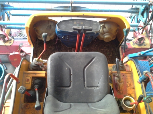 คันนี้ขายไปต้นปี ได้คิวไปฝึกเกี่ยววันที่ 1 พ.ย. 57 อำเภอหนองหาน อุดรฯ จ่า พบกัน จะมีรถเกี่ยวขนาดอุ้ม 1.5 ต้น และ 2.3 ตัน เข้าอู่หลังปีใหม่ครับ ท่านที่ต้องการรถเกี่ยวคุณภาพ ราคาถูกรอได้เลยครับ  SAKPATTANA ss 300  เครื่อง 200 แรง ตัวเดิน M10 ของ comosak ราค