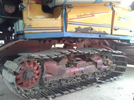 คันนี้ขายไปต้นปี ได้คิวไปฝึกเกี่ยววันที่ 1 พ.ย. 57 อำเภอหนองหาน อุดรฯ จ่า พบกัน จะมีรถเกี่ยวขนาดอุ้ม 1.5 ต้น และ 2.3 ตัน เข้าอู่หลังปีใหม่ครับ ท่านที่ต้องการรถเกี่ยวคุณภาพ ราคาถูกรอได้เลยครับ  SAKPATTANA ss 300  เครื่อง 200 แรง ตัวเดิน M10 ของ comosak ราค