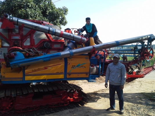 คันนี้ขายไปต้นปี ได้คิวไปฝึกเกี่ยววันที่ 1 พ.ย. 57 อำเภอหนองหาน อุดรฯ จ่า พบกัน จะมีรถเกี่ยวขนาดอุ้ม 1.5 ต้น และ 2.3 ตัน เข้าอู่หลังปีใหม่ครับ ท่านที่ต้องการรถเกี่ยวคุณภาพ ราคาถูกรอได้เลยครับ  SAKPATTANA ss 300  เครื่อง 200 แรง ตัวเดิน M10 ของ comosak ราค