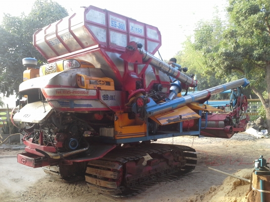 คันนี้ขายไปต้นปี ได้คิวไปฝึกเกี่ยววันที่ 1 พ.ย. 57 อำเภอหนองหาน อุดรฯ จ่า พบกัน จะมีรถเกี่ยวขนาดอุ้ม 1.5 ต้น และ 2.3 ตัน เข้าอู่หลังปีใหม่ครับ ท่านที่ต้องการรถเกี่ยวคุณภาพ ราคาถูกรอได้เลยครับ  SAKPATTANA ss 300  เครื่อง 200 แรง ตัวเดิน M10 ของ comosak ราค