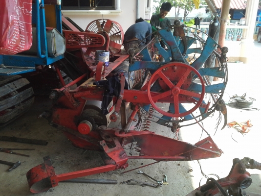 คันนี้ขายไปต้นปี ได้คิวไปฝึกเกี่ยววันที่ 1 พ.ย. 57 อำเภอหนองหาน อุดรฯ จ่า พบกัน จะมีรถเกี่ยวขนาดอุ้ม 1.5 ต้น และ 2.3 ตัน เข้าอู่หลังปีใหม่ครับ ท่านที่ต้องการรถเกี่ยวคุณภาพ ราคาถูกรอได้เลยครับ  SAKPATTANA ss 300  เครื่อง 200 แรง ตัวเดิน M10 ของ comosak ราค