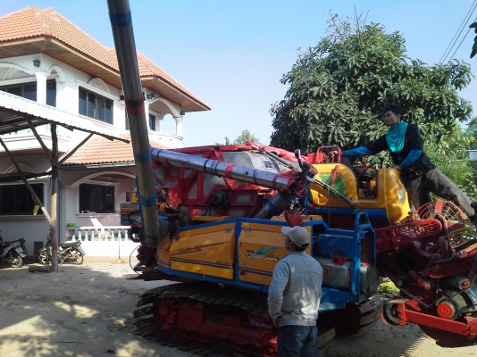 คันนี้ขายไปต้นปี ได้คิวไปฝึกเกี่ยววันที่ 1 พ.ย. 57 อำเภอหนองหาน อุดรฯ จ่า พบกัน จะมีรถเกี่ยวขนาดอุ้ม 1.5 ต้น และ 2.3 ตัน เข้าอู่หลังปีใหม่ครับ ท่านที่ต้องการรถเกี่ยวคุณภาพ ราคาถูกรอได้เลยครับ  SAKPATTANA ss 300  เครื่อง 200 แรง ตัวเดิน M10 ของ comosak ราค