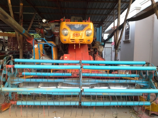 คันนี้ขายไปต้นปี ได้คิวไปฝึกเกี่ยววันที่ 1 พ.ย. 57 อำเภอหนองหาน อุดรฯ จ่า พบกัน จะมีรถเกี่ยวขนาดอุ้ม 1.5 ต้น และ 2.3 ตัน เข้าอู่หลังปีใหม่ครับ ท่านที่ต้องการรถเกี่ยวคุณภาพ ราคาถูกรอได้เลยครับ  SAKPATTANA ss 300  เครื่อง 200 แรง ตัวเดิน M10 ของ comosak ราค