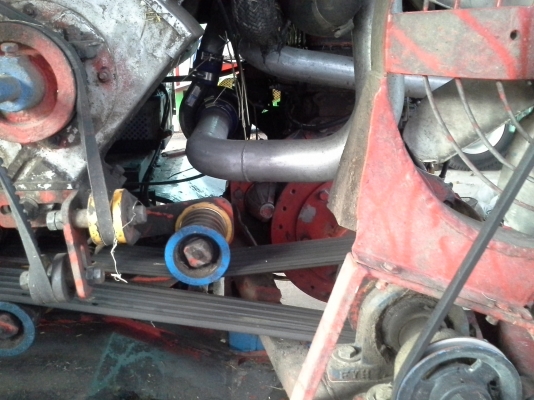 คันนี้ขายไปต้นปี ได้คิวไปฝึกเกี่ยววันที่ 1 พ.ย. 57 อำเภอหนองหาน อุดรฯ จ่า พบกัน จะมีรถเกี่ยวขนาดอุ้ม 1.5 ต้น และ 2.3 ตัน เข้าอู่หลังปีใหม่ครับ ท่านที่ต้องการรถเกี่ยวคุณภาพ ราคาถูกรอได้เลยครับ  SAKPATTANA ss 300  เครื่อง 200 แรง ตัวเดิน M10 ของ comosak ราค