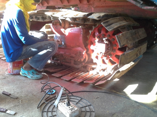 คันนี้ขายไปต้นปี ได้คิวไปฝึกเกี่ยววันที่ 1 พ.ย. 57 อำเภอหนองหาน อุดรฯ จ่า พบกัน จะมีรถเกี่ยวขนาดอุ้ม 1.5 ต้น และ 2.3 ตัน เข้าอู่หลังปีใหม่ครับ ท่านที่ต้องการรถเกี่ยวคุณภาพ ราคาถูกรอได้เลยครับ  SAKPATTANA ss 300  เครื่อง 200 แรง ตัวเดิน M10 ของ comosak ราค