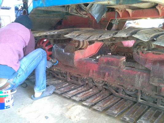 คันนี้ขายไปต้นปี ได้คิวไปฝึกเกี่ยววันที่ 1 พ.ย. 57 อำเภอหนองหาน อุดรฯ จ่า พบกัน จะมีรถเกี่ยวขนาดอุ้ม 1.5 ต้น และ 2.3 ตัน เข้าอู่หลังปีใหม่ครับ ท่านที่ต้องการรถเกี่ยวคุณภาพ ราคาถูกรอได้เลยครับ  SAKPATTANA ss 300  เครื่อง 200 แรง ตัวเดิน M10 ของ comosak ราค