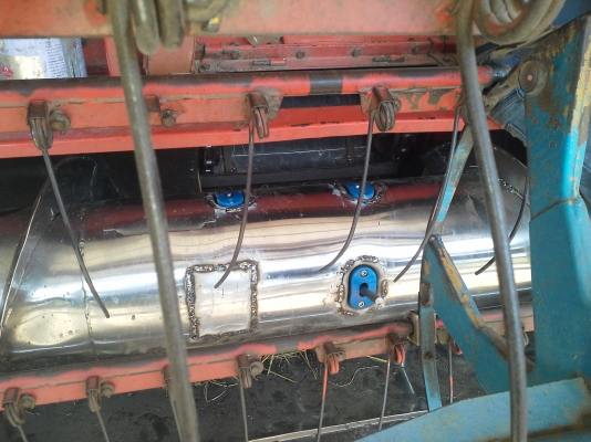 คันนี้ขายไปต้นปี ได้คิวไปฝึกเกี่ยววันที่ 1 พ.ย. 57 อำเภอหนองหาน อุดรฯ จ่า พบกัน จะมีรถเกี่ยวขนาดอุ้ม 1.5 ต้น และ 2.3 ตัน เข้าอู่หลังปีใหม่ครับ ท่านที่ต้องการรถเกี่ยวคุณภาพ ราคาถูกรอได้เลยครับ  SAKPATTANA ss 300  เครื่อง 200 แรง ตัวเดิน M10 ของ comosak ราค