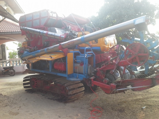 คันนี้ขายไปต้นปี ได้คิวไปฝึกเกี่ยววันที่ 1 พ.ย. 57 อำเภอหนองหาน อุดรฯ จ่า พบกัน จะมีรถเกี่ยวขนาดอุ้ม 1.5 ต้น และ 2.3 ตัน เข้าอู่หลังปีใหม่ครับ ท่านที่ต้องการรถเกี่ยวคุณภาพ ราคาถูกรอได้เลยครับ  SAKPATTANA ss 300  เครื่อง 200 แรง ตัวเดิน M10 ของ comosak ราค