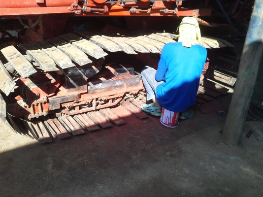 คันนี้ขายไปต้นปี ได้คิวไปฝึกเกี่ยววันที่ 1 พ.ย. 57 อำเภอหนองหาน อุดรฯ จ่า พบกัน จะมีรถเกี่ยวขนาดอุ้ม 1.5 ต้น และ 2.3 ตัน เข้าอู่หลังปีใหม่ครับ ท่านที่ต้องการรถเกี่ยวคุณภาพ ราคาถูกรอได้เลยครับ  SAKPATTANA ss 300  เครื่อง 200 แรง ตัวเดิน M10 ของ comosak ราค