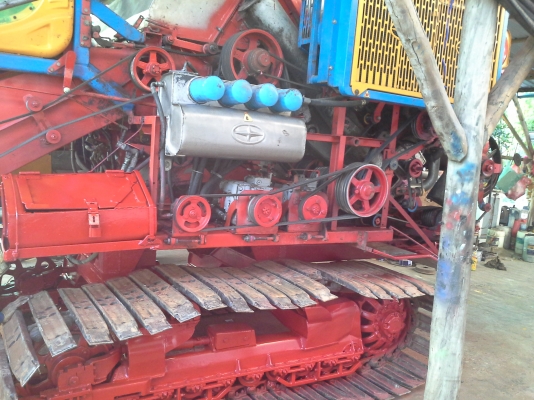 คันนี้ขายไปต้นปี ได้คิวไปฝึกเกี่ยววันที่ 1 พ.ย. 57 อำเภอหนองหาน อุดรฯ จ่า พบกัน จะมีรถเกี่ยวขนาดอุ้ม 1.5 ต้น และ 2.3 ตัน เข้าอู่หลังปีใหม่ครับ ท่านที่ต้องการรถเกี่ยวคุณภาพ ราคาถูกรอได้เลยครับ  SAKPATTANA ss 300  เครื่อง 200 แรง ตัวเดิน M10 ของ comosak ราค