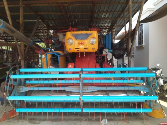 คันนี้ขายไปต้นปี ได้คิวไปฝึกเกี่ยววันที่ 1 พ.ย. 57 อำเภอหนองหาน อุดรฯ จ่า พบกัน จะมีรถเกี่ยวขนาดอุ้ม 1.5 ต้น และ 2.3 ตัน เข้าอู่หลังปีใหม่ครับ ท่านที่ต้องการรถเกี่ยวคุณภาพ ราคาถูกรอได้เลยครับ  SAKPATTANA ss 300  เครื่อง 200 แรง ตัวเดิน M10 ของ comosak ราค