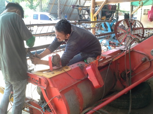 คันนี้ขายไปต้นปี ได้คิวไปฝึกเกี่ยววันที่ 1 พ.ย. 57 อำเภอหนองหาน อุดรฯ จ่า พบกัน จะมีรถเกี่ยวขนาดอุ้ม 1.5 ต้น และ 2.3 ตัน เข้าอู่หลังปีใหม่ครับ ท่านที่ต้องการรถเกี่ยวคุณภาพ ราคาถูกรอได้เลยครับ  SAKPATTANA ss 300  เครื่อง 200 แรง ตัวเดิน M10 ของ comosak ราค