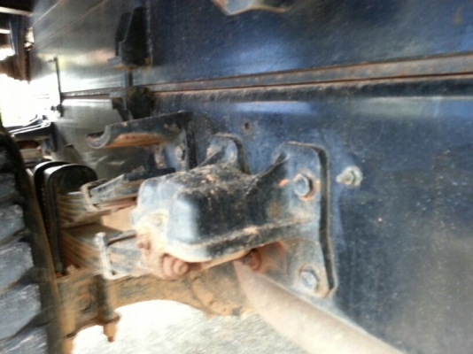 รถอีซูซุ 6 ล้อดั้ม  200 แรงม้า ปี 47  ( รถวิ่ง 13x,xxx กม. )    สนใจติดต่อ 081 - 6079515