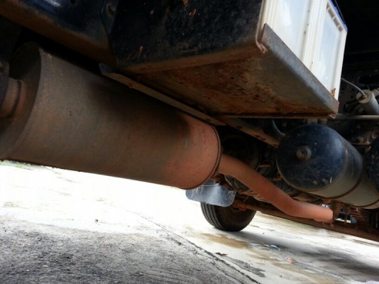 รถอีซูซุ 6 ล้อดั้ม  200 แรงม้า ปี 47  ( รถวิ่ง 13x,xxx กม. )    สนใจติดต่อ 081 - 6079515