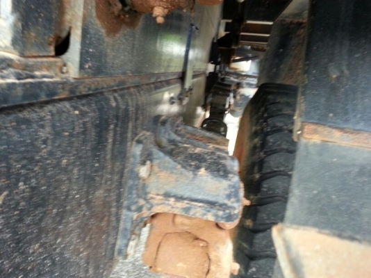 รถอีซูซุ 6 ล้อดั้ม  200 แรงม้า ปี 47  ( รถวิ่ง 13x,xxx กม. )    สนใจติดต่อ 081 - 6079515