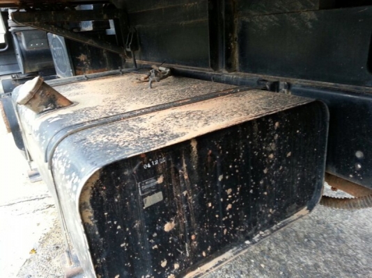 รถอีซูซุ 6 ล้อดั้ม  200 แรงม้า ปี 47  ( รถวิ่ง 13x,xxx กม. )    สนใจติดต่อ 081 - 6079515