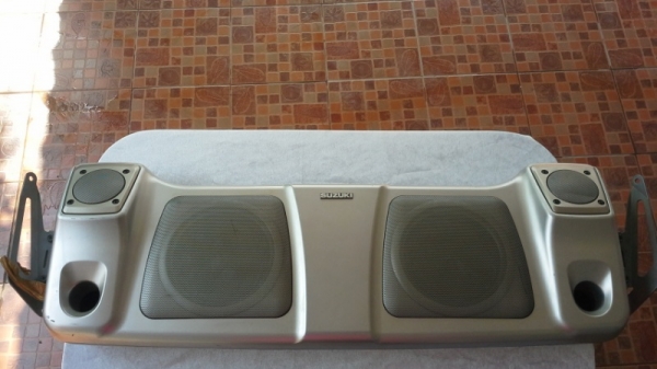 ลำโพงแผงหลัง Suzuki เป็นลำโพงแยกชิ้นเสียง เบส กลาง แหลม