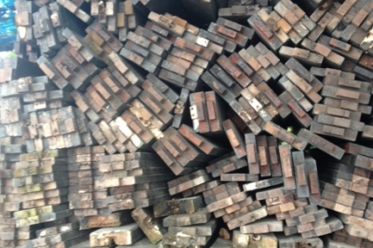 ขายไม้ซี่ระแนงขนาดหน้า 4 นิ้ว หนา ประมาณนิ้ว มีเดือยแล้วครับ ความยาวประมาณ 90-100 ซ.ม  มีเยอะครับเป็นไม้เต็ง  มีเป็นชุดแบบระแนงก็มีครับราคานี้คุ้มมากครับ