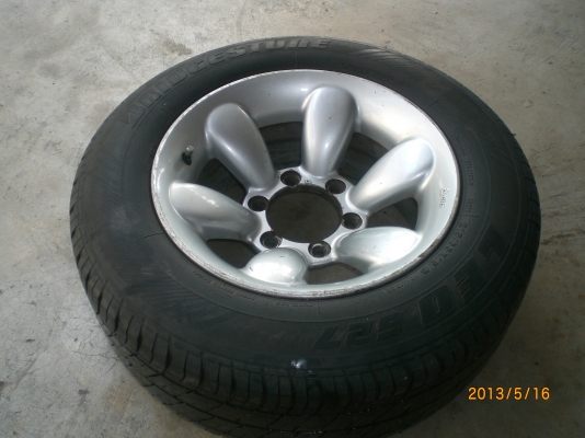 แม็กอะไหล่ขอบ15 6รู พร้อมยาง215-65-15 1ล้อ500