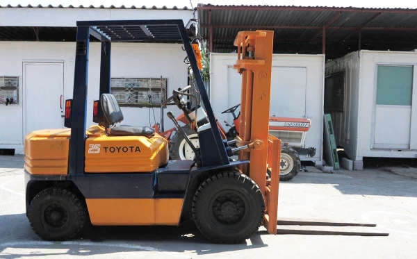 รถยกน้ำมันเบนซิน ขนาด 2.5 ตัน เสาสูง 3 เมตร Toyota 5FG25