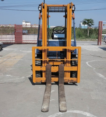 รถยกน้ำมันเบนซิน ขนาด 2.5 ตัน เสาสูง 3 เมตร Toyota 5FG25