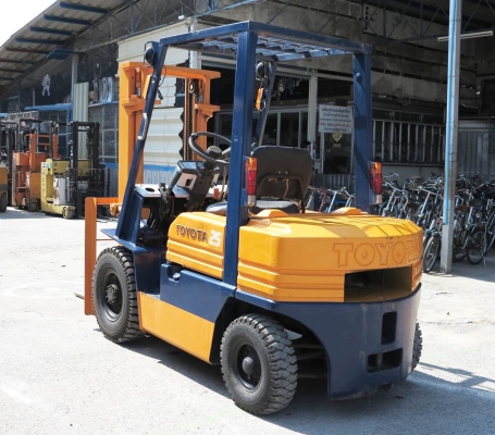 รถยกน้ำมันเบนซิน ขนาด 2.5 ตัน เสาสูง 3 เมตร Toyota 5FG25